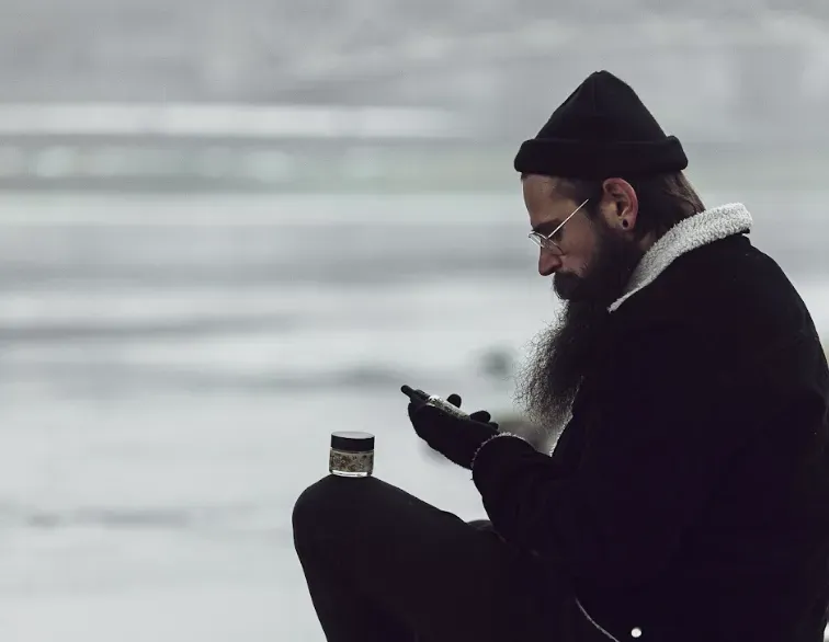 mężczyzna z długą brodą